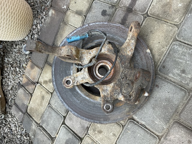 Кулак поворотний передній лівий LR010678 LAND ROVER