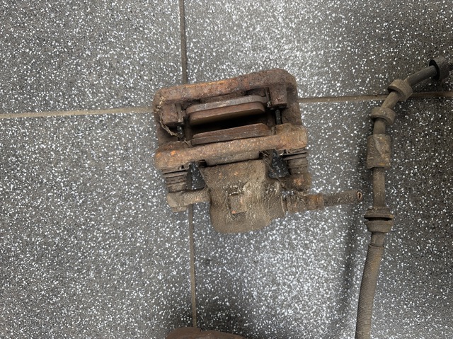 Супорт гальмівний задній правий LR027850 LAND ROVER