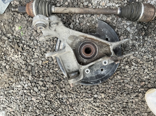 Цапфа поворотна права LR038550 LAND ROVER