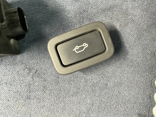 Кнопка приводу замка 3/5 дверей (ляди) / кришки багажника LR040338 LAND ROVER