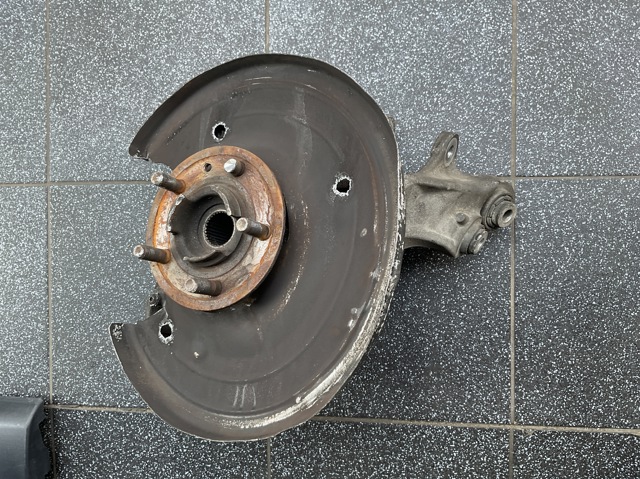Цапфа поворотна ліва LR043594 LAND ROVER