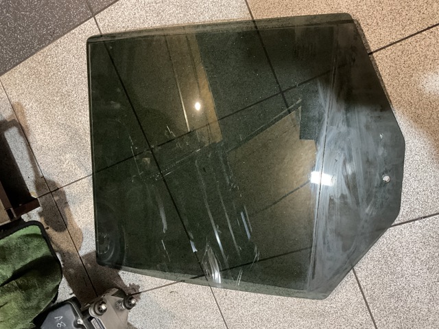 Скло задніх дверей, лівих LR044022 LAND ROVER