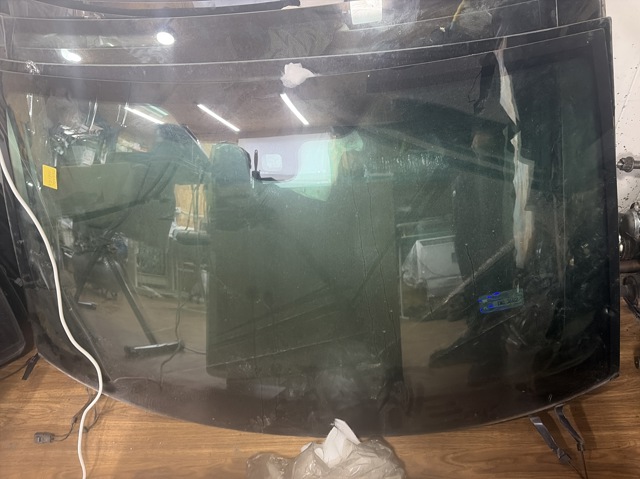 Переднє скло LR044051 LAND ROVER