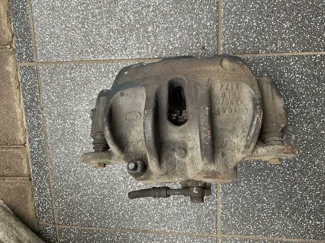 Супорт гальмівний, передній, правий LR047906 LAND ROVER