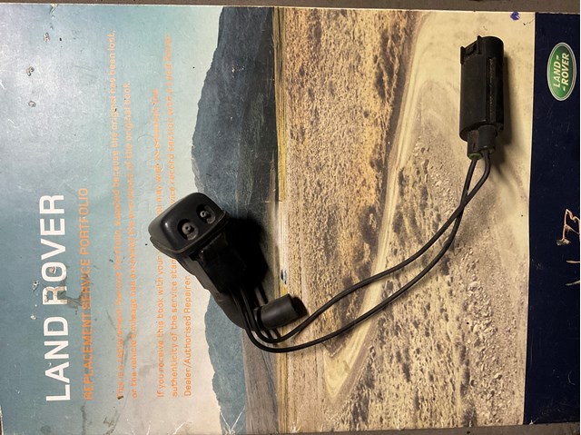 Форсунка омивача лобового скла LR048615 LAND ROVER