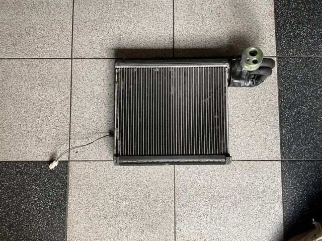 Охолоджувач повітря LR056368 LAND ROVER