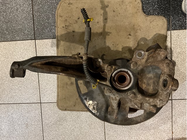 Кулак поворотний передній правий RUB500320 LAND ROVER