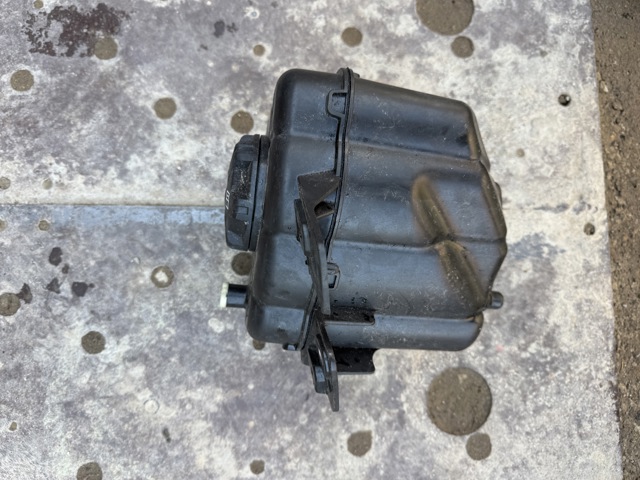 Водяний бачок системи охолодження 17138474796 BMW