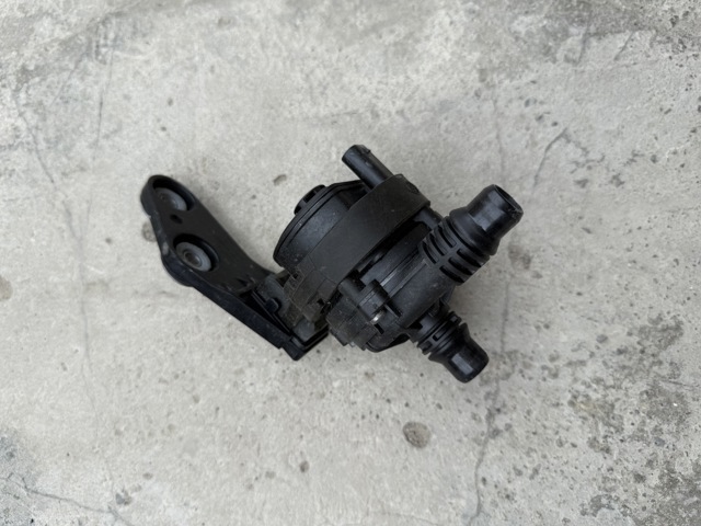 Водяний насос охолодження електро додатковий 17618477210 BMW