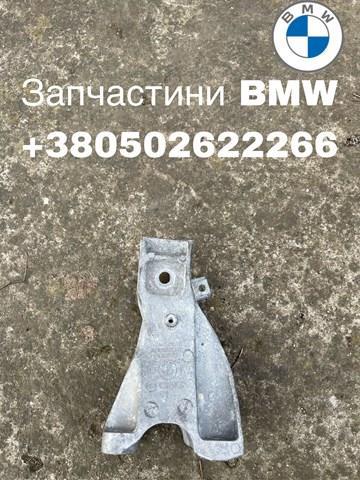 Кронштейн подушки (опори) двигуна, лівої 22116852861 BMW