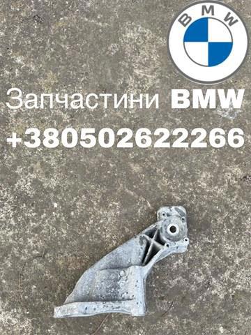 Кронштейн подушки (опори) двигуна, правої 22116852868 BMW