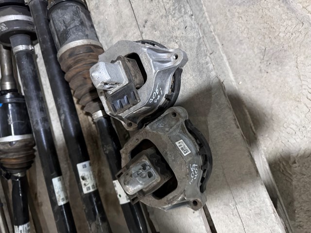 Ліва подушка двигуна 22116860471 BMW