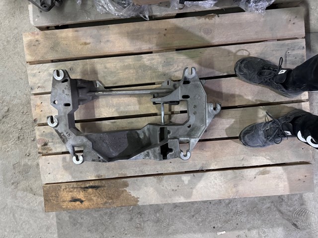 Кріплення кпп 22116882026 BMW