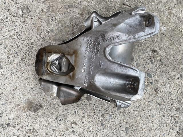 Кронштейн подушки (опори) двигуна, правої 22116882032 BMW