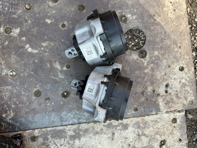 Ліва опора двигуна 22118089821 BMW