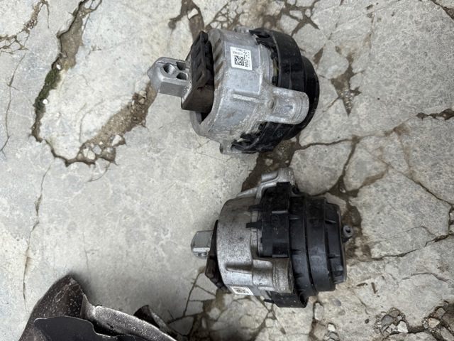 Ліва подушка двигуна 22118482771 BMW