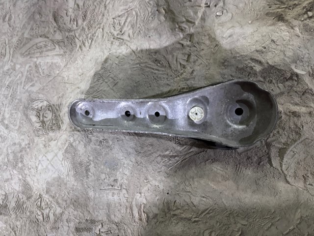 Кронштейн задньої балки 31106861142 BMW