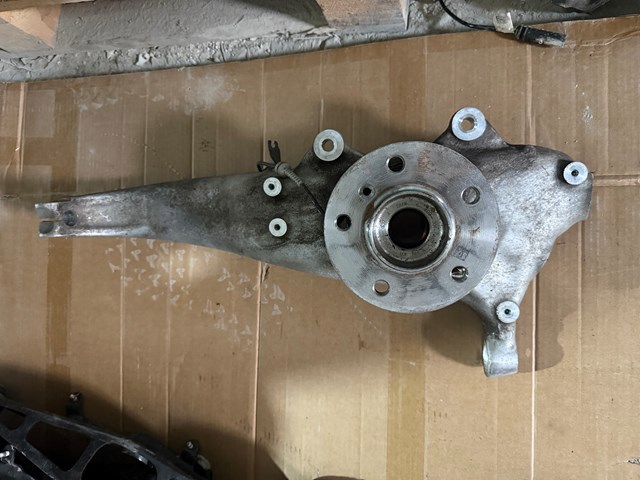 Цапфа поворотна ліва 31106890573 BMW