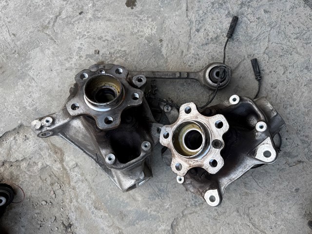 Цапфа поворотна права 31216882598 BMW