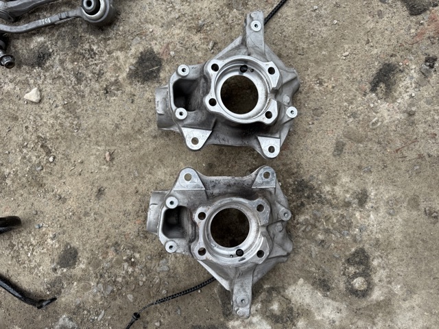 Цапфа поворотна права 31216886948 BMW