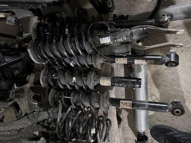 Амортизатор передньої підвіски 31316875924 BMW
