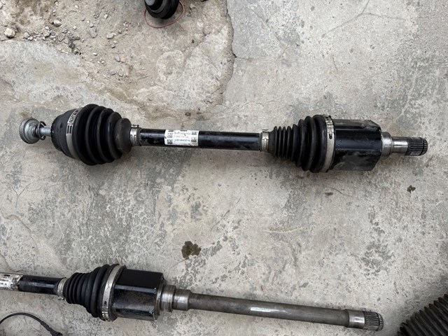 Піввісь передня ліва 31608687781 BMW