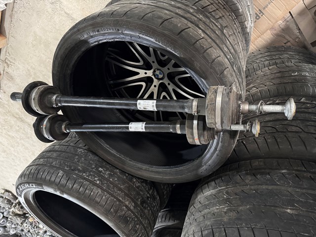 Піввісь задня, права 33208689580 BMW