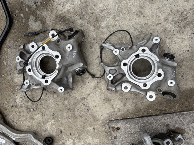 Кулак поворотний лівий 33306886949 BMW