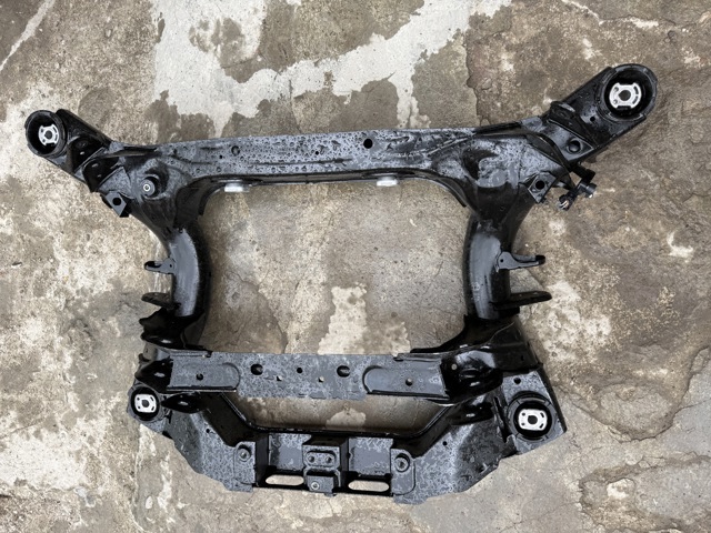 Балка задньої підвіски поперечна 33306891956 BMW
