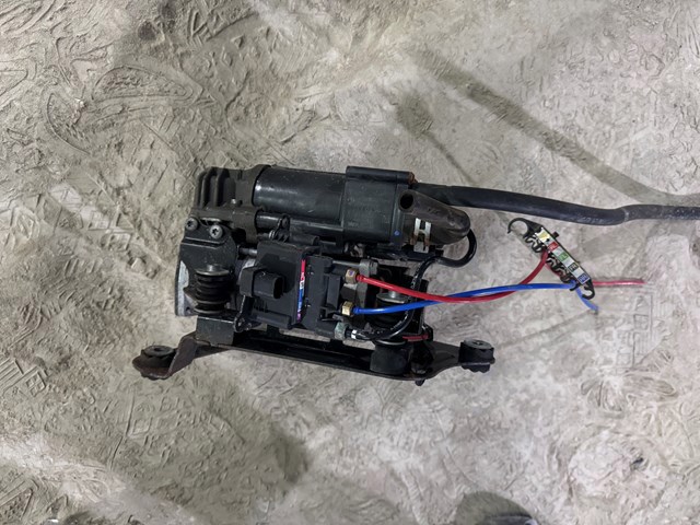Компресор пневмоподвески 37206886721 BMW