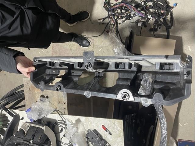 Кронштейн бампера заднього, центральний 51127420650 BMW