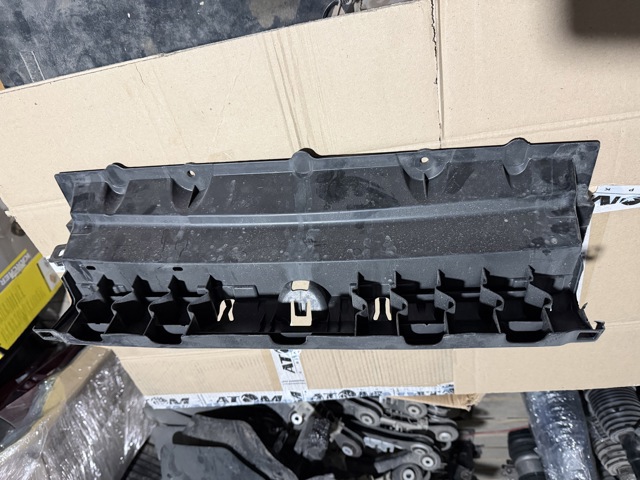 Кронштейн бампера заднього, центральний 51127420658 BMW