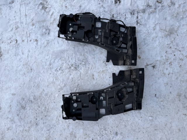 Кронштейн бампера заднього, зовнішній правий 51128069902 BMW