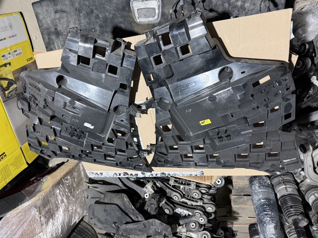 Кронштейн бампера заднього, правий 51128084142 BMW