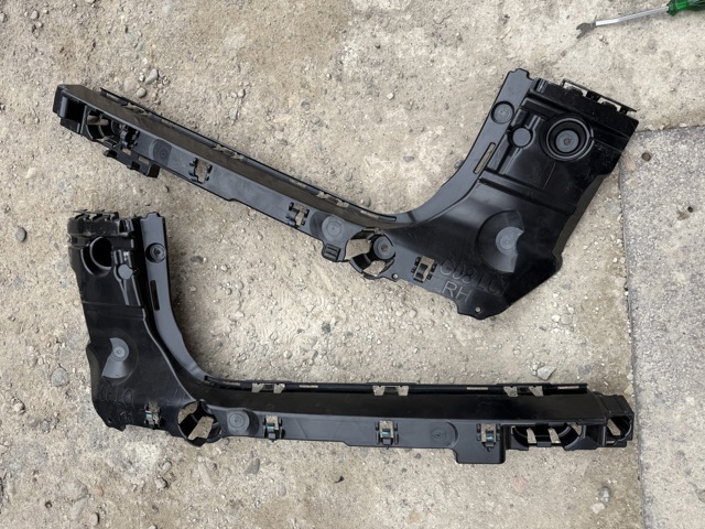 Кронштейн бампера заднього, правий 51129850834 BMW