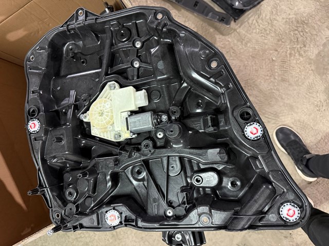 Склопідйомник задніх лівих дверей 51337487087 BMW