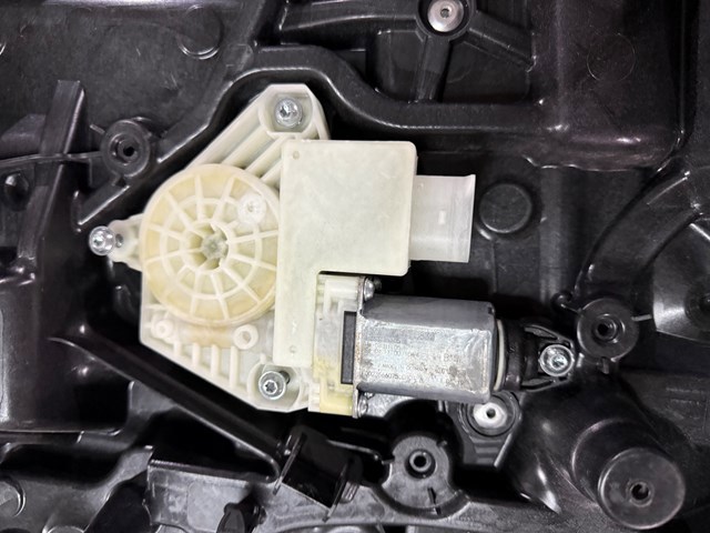 Моторчик склопідйомника двері задніх, лівих 51357455083 BMW