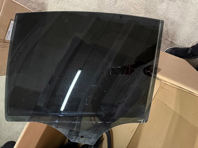 Скло заднє ліве 51377375193 BMW