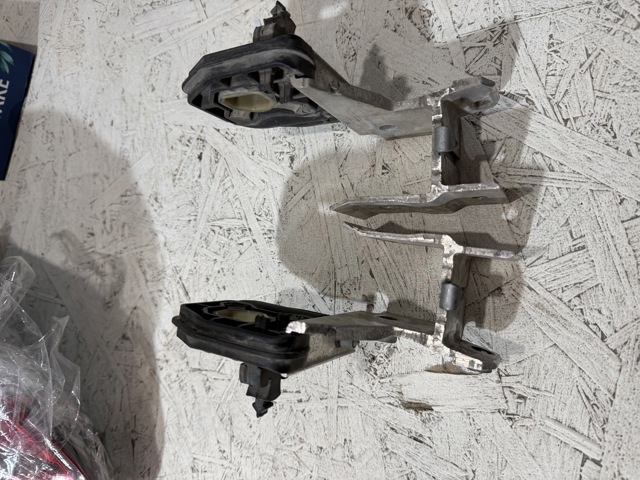 Кронштейн передньої балки 51647245795 BMW