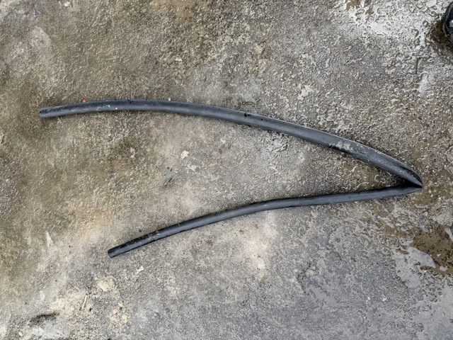 Гумка під капот 51767495997 BMW