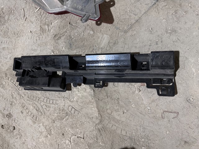 Кронштейн зовнішньої накладки порога правого 51777256918 BMW