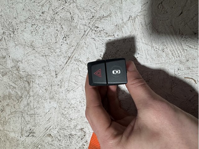 Кнопка аварійної сигналізації 61316993055 BMW