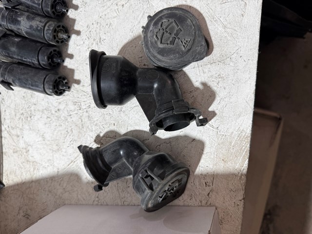 Горловина бачка омивача 61667325884 BMW