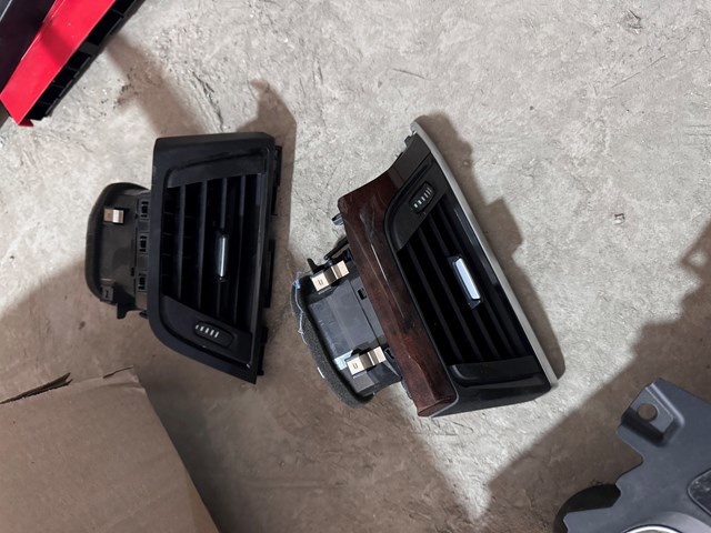 Решітка повітропровода права 64229218550 BMW