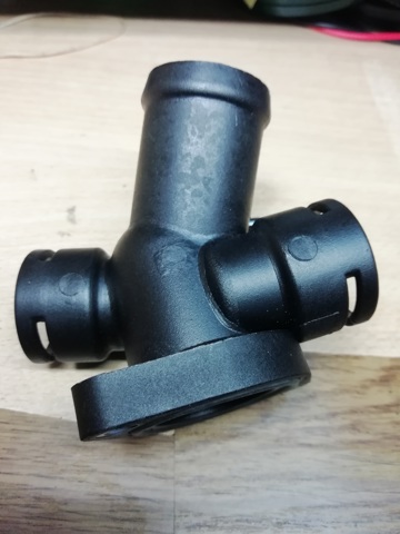Водяний патрубок 074121132 VAG