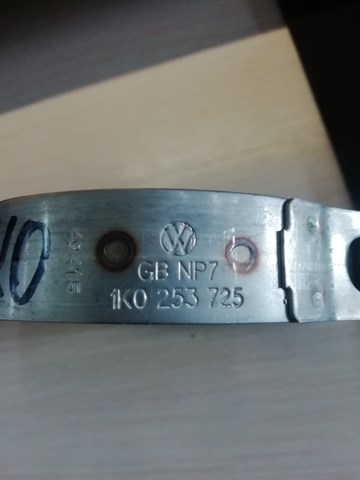 Кріплення глушника переднє 1K0253725 VAG