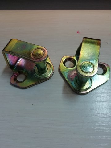 Петля-зачіп (відповідна частина) замка двері передньої 2D0837295 VAG