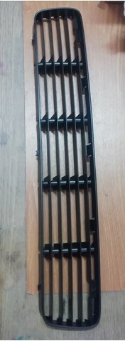 Решітка переднього бампера 6K5853677 VAG
