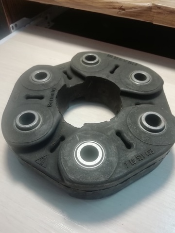 Гумова пружна муфта кардана передня 7L0521403 VAG