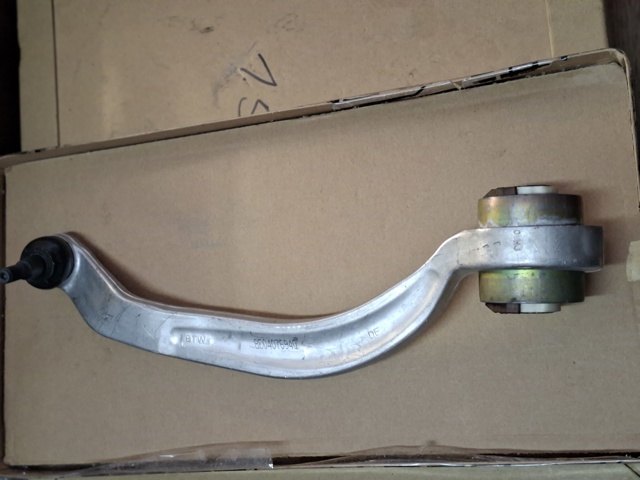 Правий важіль передній нижній підвіски 8E0407694Q VAG